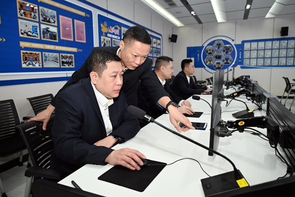 办案人员利用技术手段追踪涉案钱包。柳州市局供图