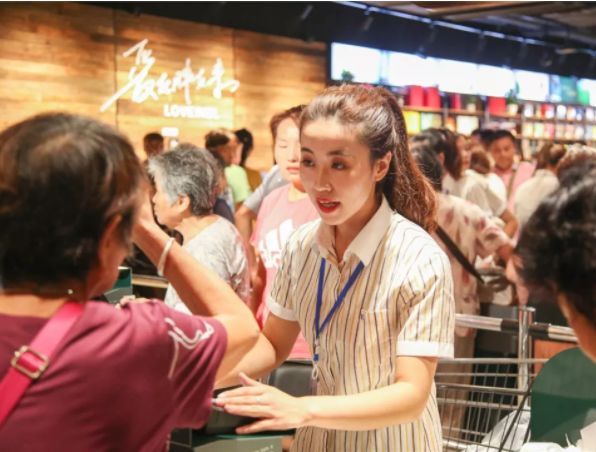 胖东来成功秘诀：以人为本的员工管理理念如何提升顾客服务质量