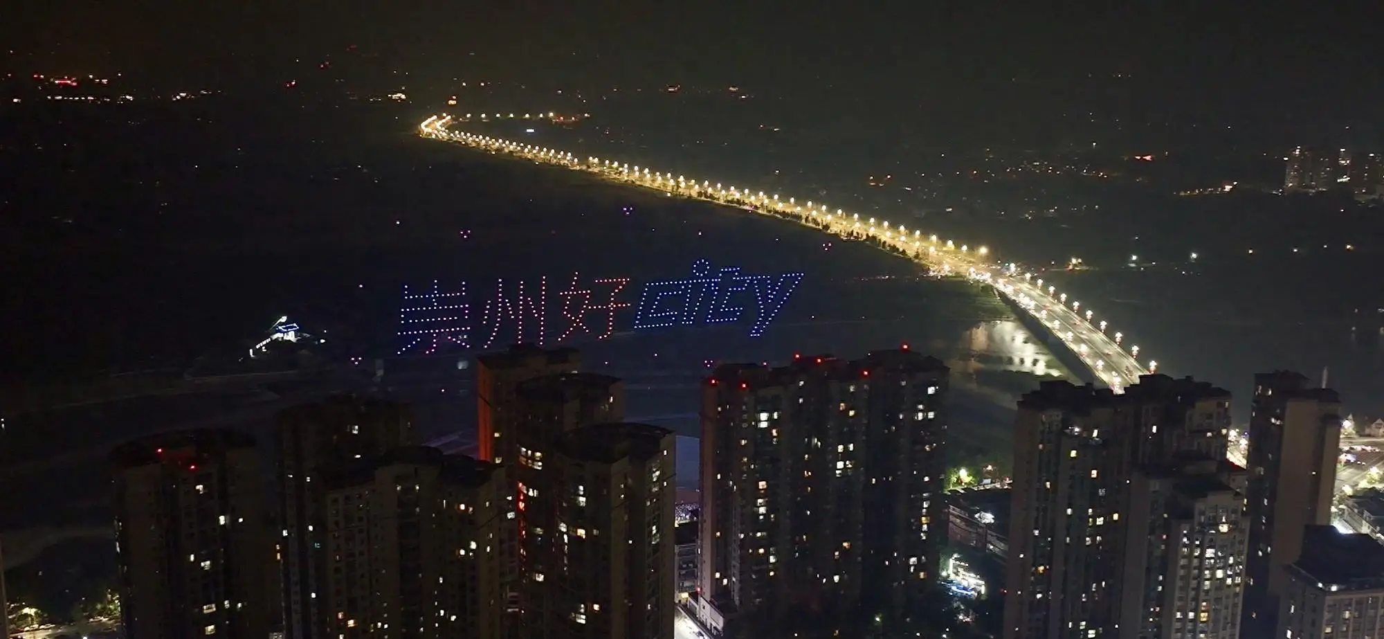 崇州太阳岛广场无人机灯光秀：500架无人机点亮夜空，展现科技与文化完美结合