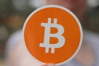 比特币价格波动原因解析：供需关系与政策影响深度探讨